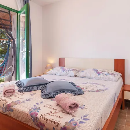 Pet Friendly In With Kitchen Holiday home