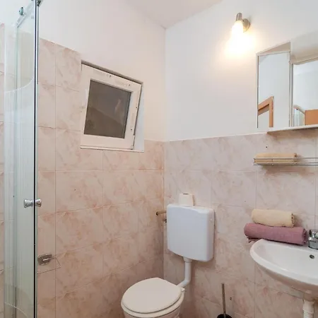 Pet Friendly In With Kitchen *